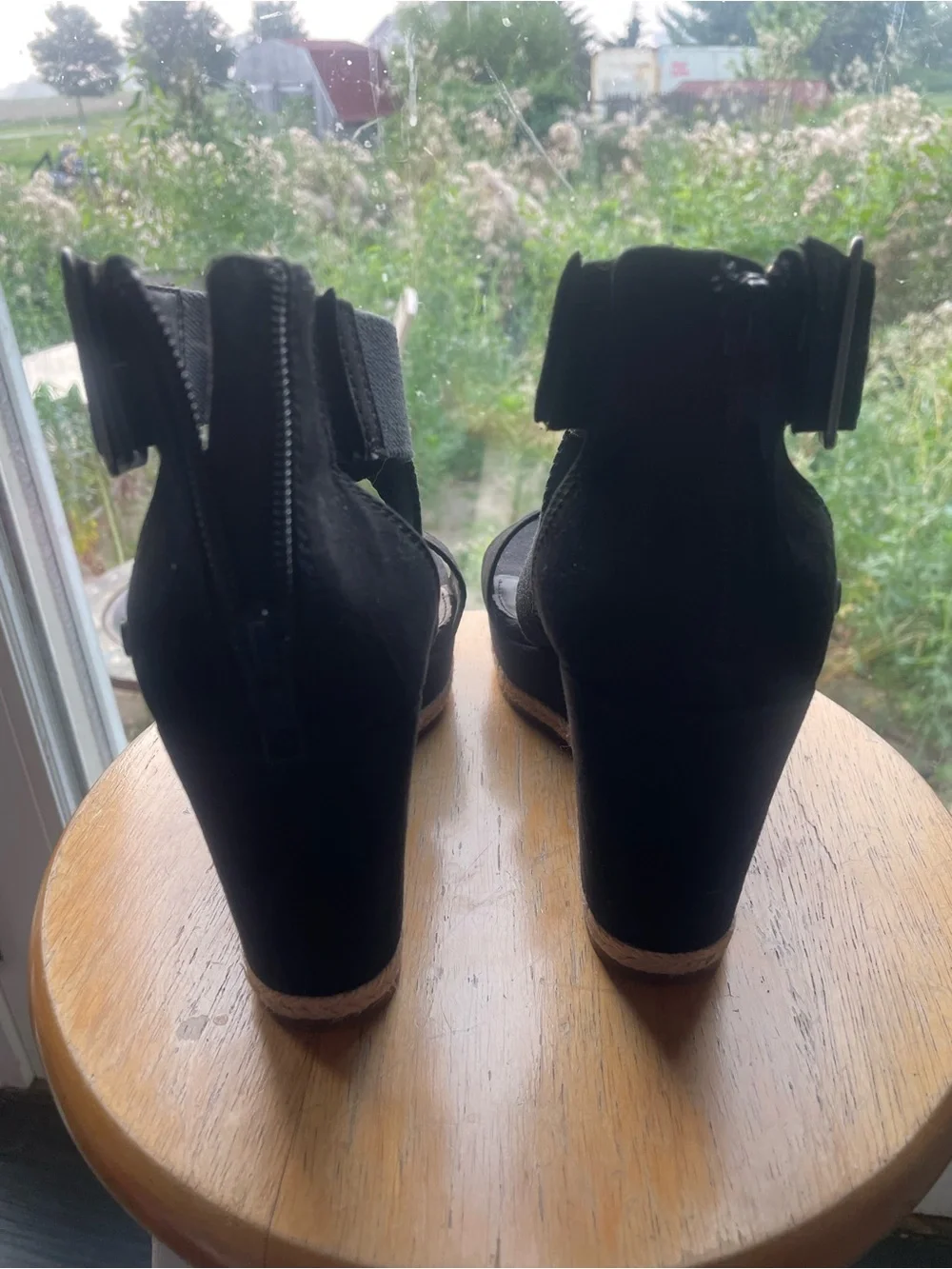 Black Wedge Sandals with Crisscross Straps - Women UGG 8.5 size good condition